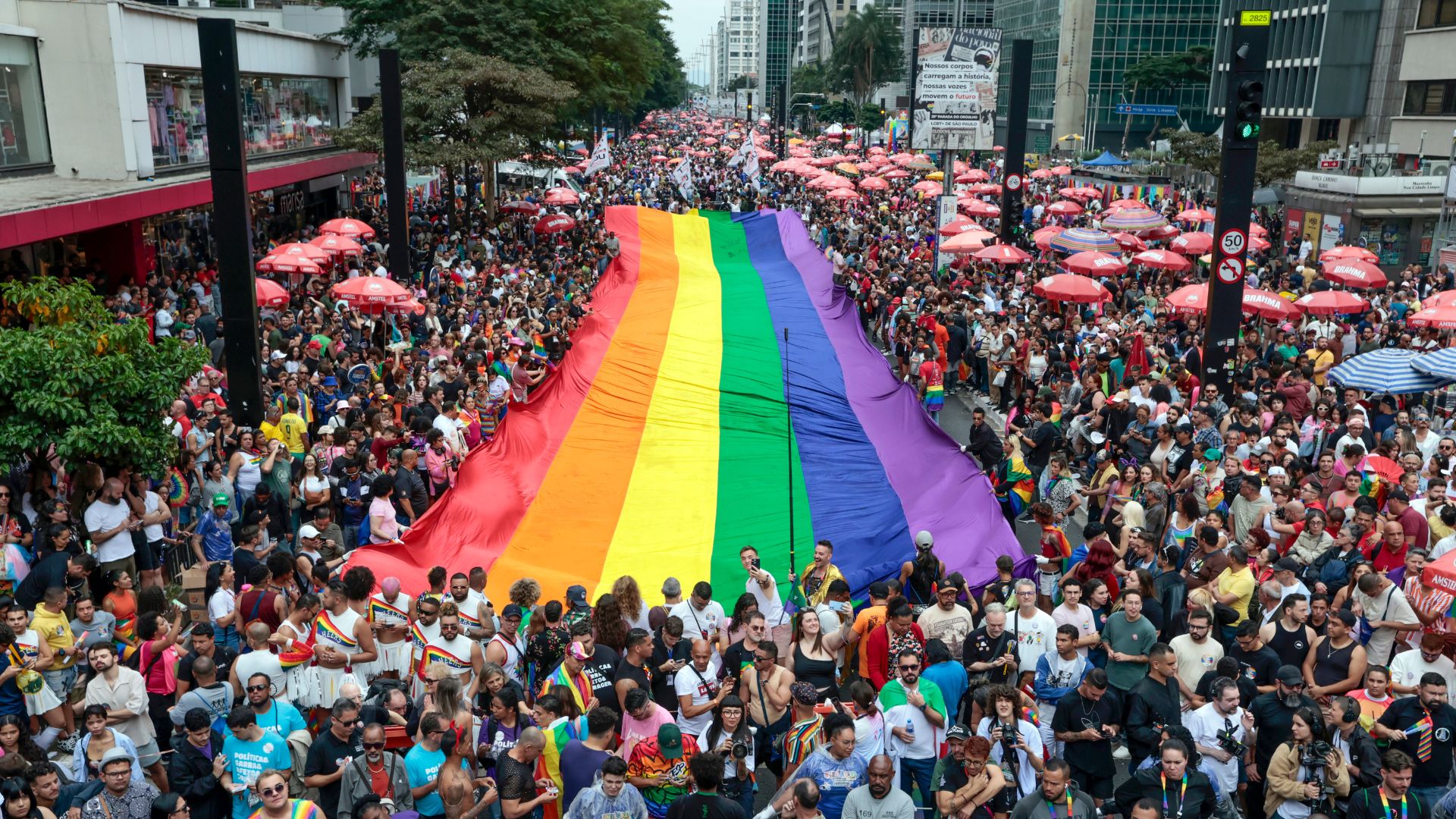 Parada do Orgulho LGBT+ de São Paulo celebra 30 anos do evento na Avenida Paulista