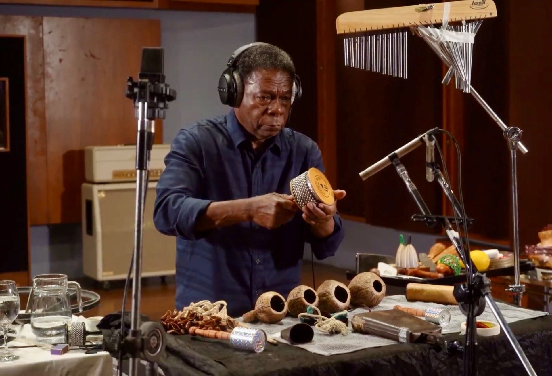 Paulinho da Costa está tocando instrumentos de percussão