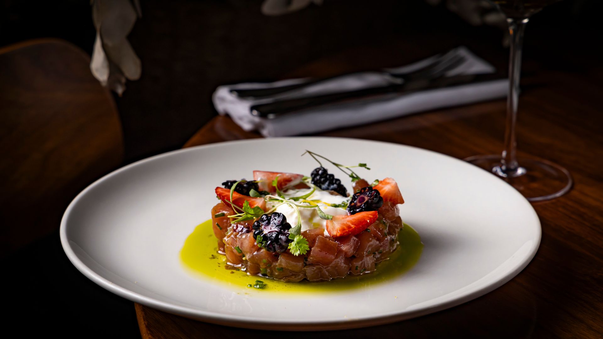 Crudo de atum com straciatella e frutas vermelhas