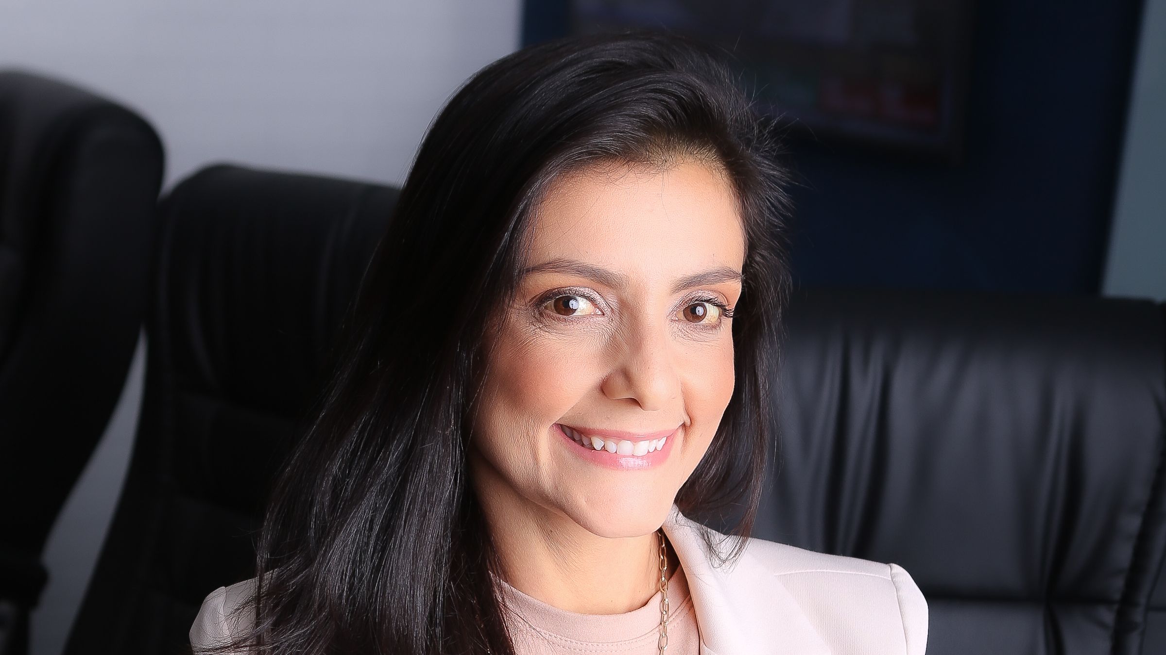 Adriana Ricci, mulher, branca de cabelos escuros e longos