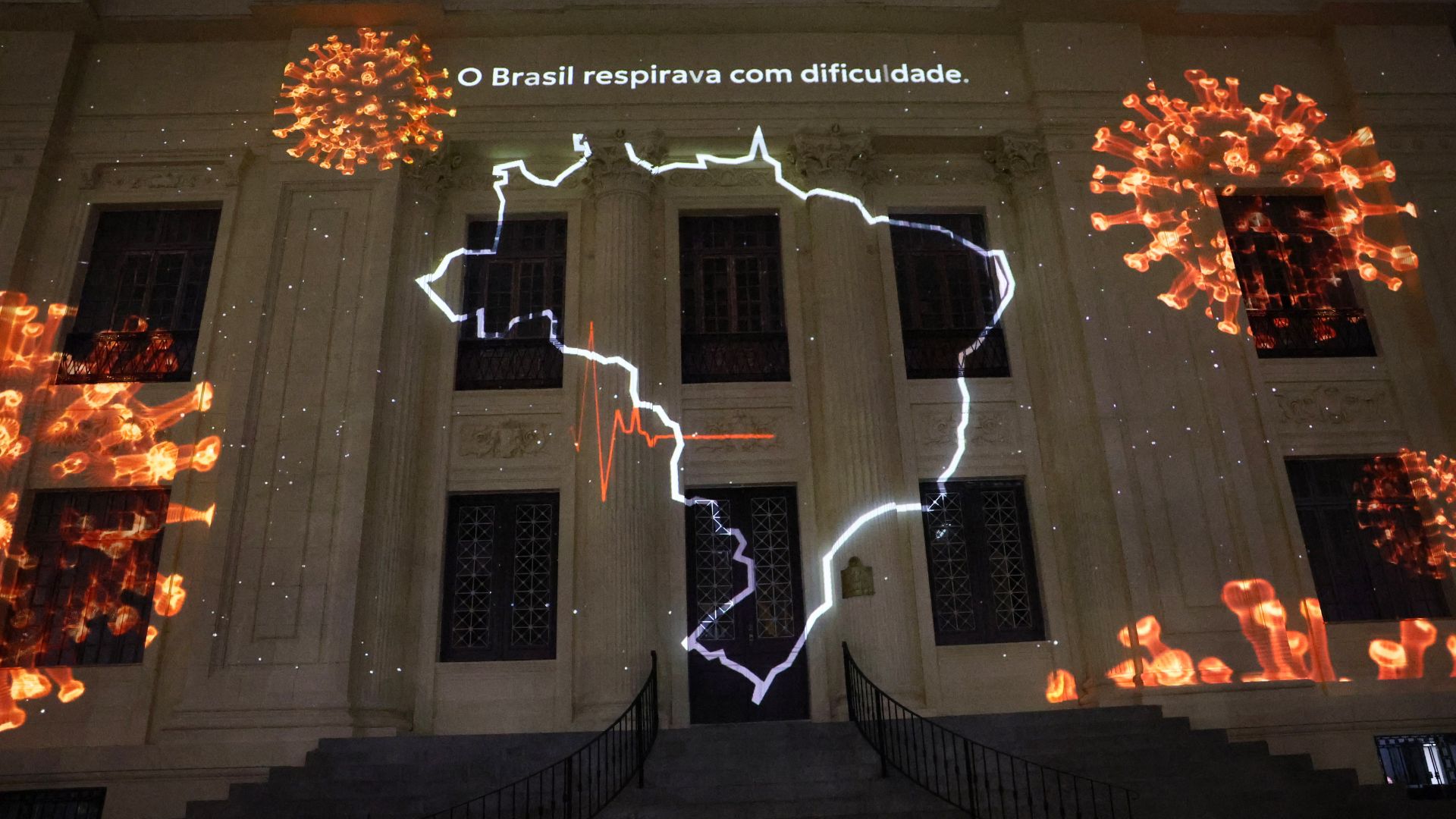 Projeção realizada pelo Ministério da Saúde em homenagem às vítimas da COVID-19 no Centro Cultural do Ministério da Saúde