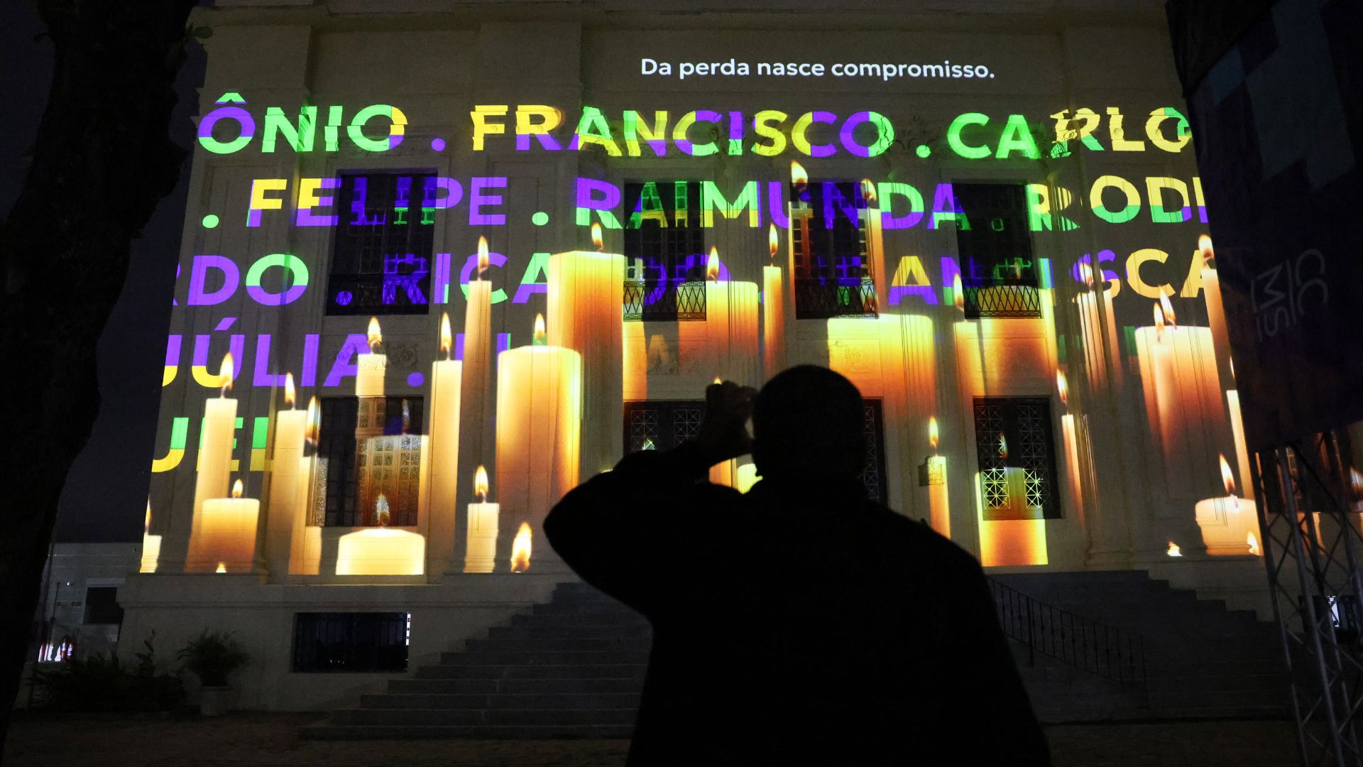 Projeção realizada pelo Ministério da Saúde em homenagem às vítimas da COVID-19 no Centro Cultural do Ministério da Saúde
