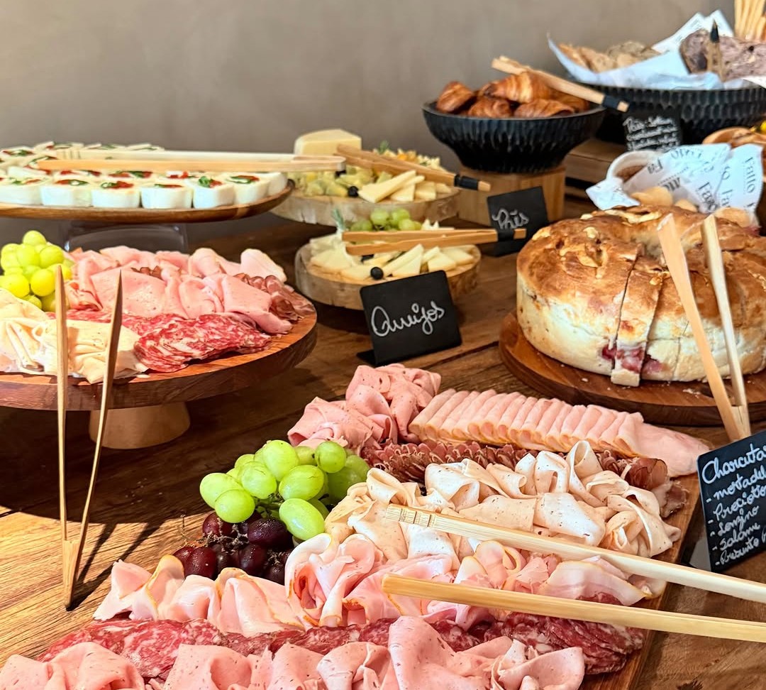 Brunch da Fatto Delicatessen terá opções de queijos premiados e charcutarias artesanais