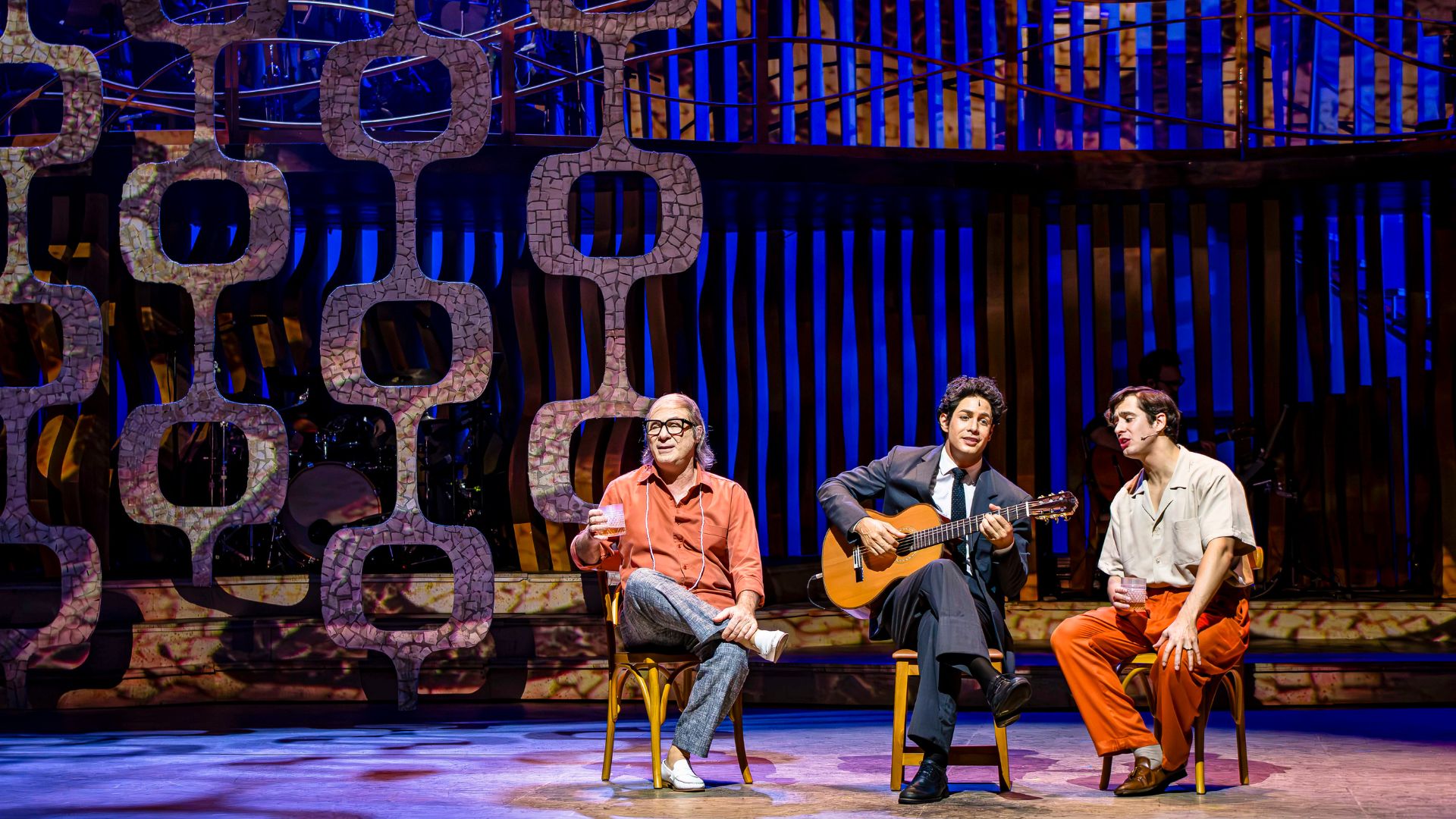 Teatro Bradesco recebe "Tom Jobim Musical", espetáculo sobre a vida e obra do compositor