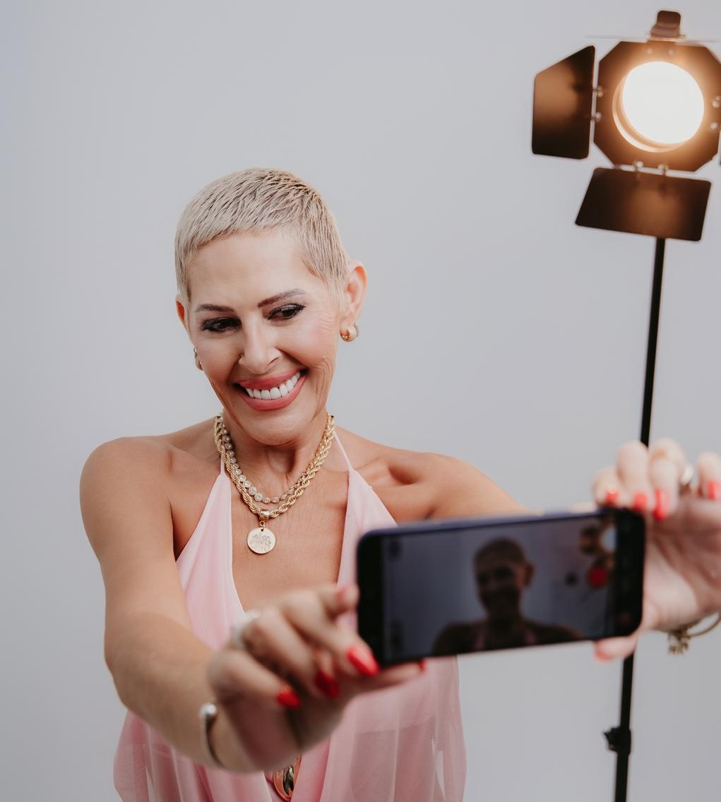A influenciadora de 53 anos Viviane Nadolny, mais conhecida como Vivi
