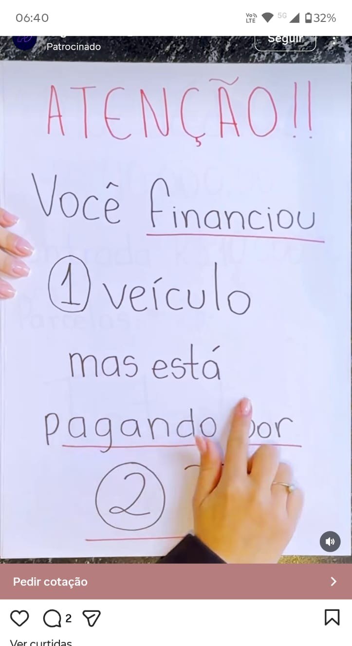 Reprodução de um cartaz escrito a mão dizendo: Você financiou um veículo mas esta pagando 2 