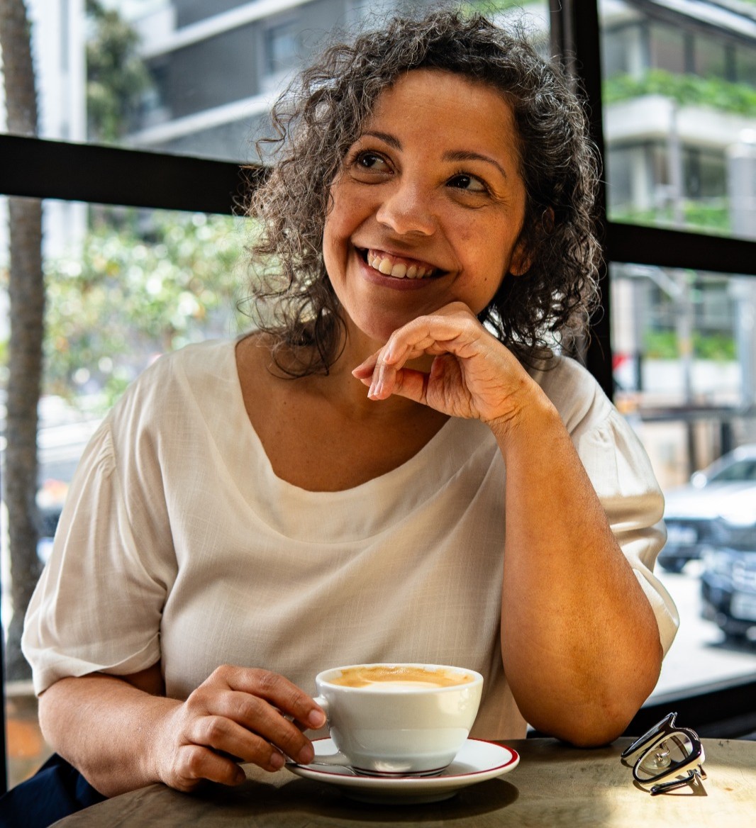Giuliana Bastos é jornalista, estrategista de conteúdo e marca, e se dedica à gastronomia e ao café há mais de 20 anos