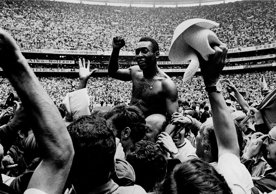 Pelé celebra o título após a goleada sobre a Itália por 4 a 1 em 1970
