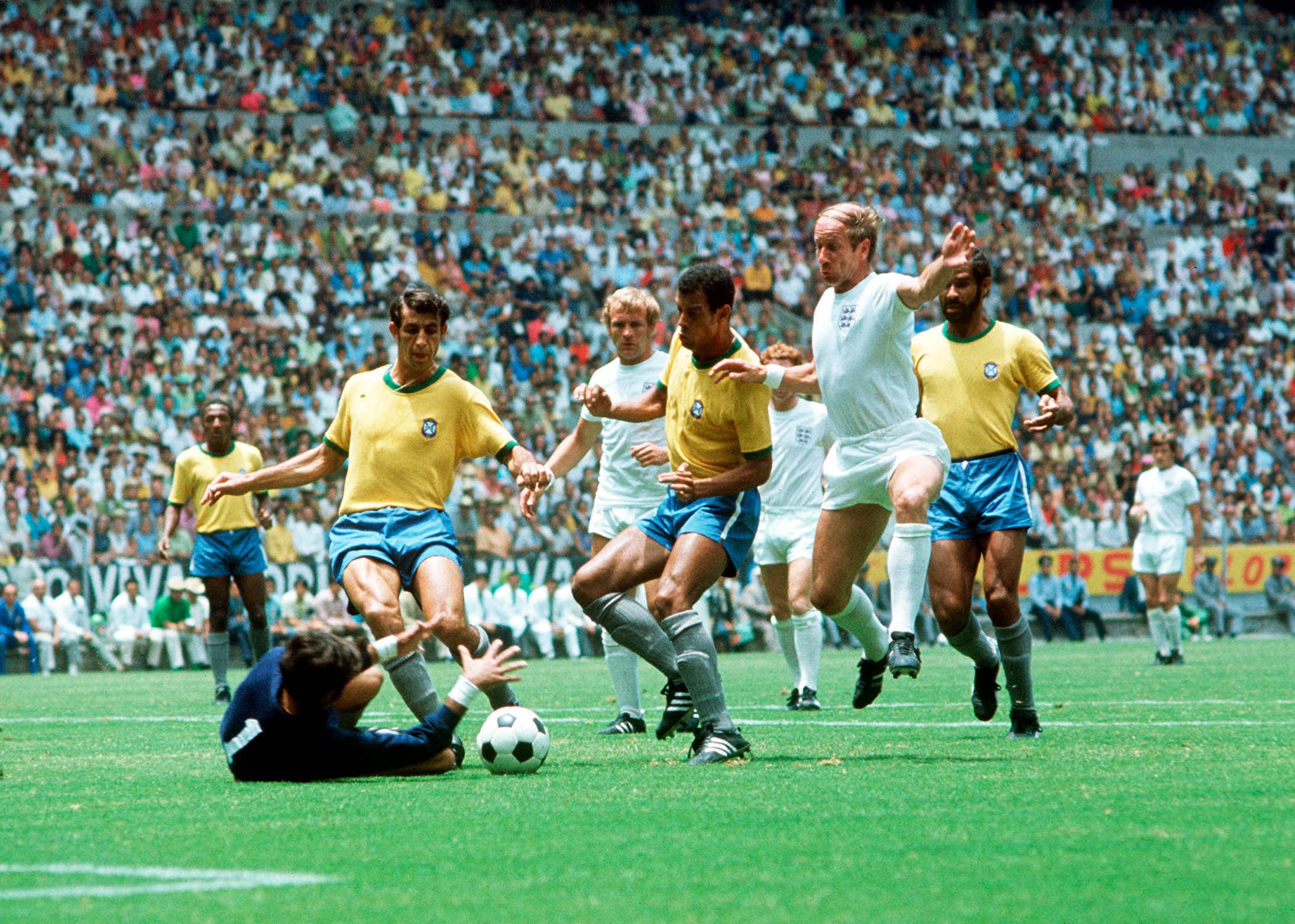 Disputa de bola em Brasil x Inglaterra: Copa de 1970
