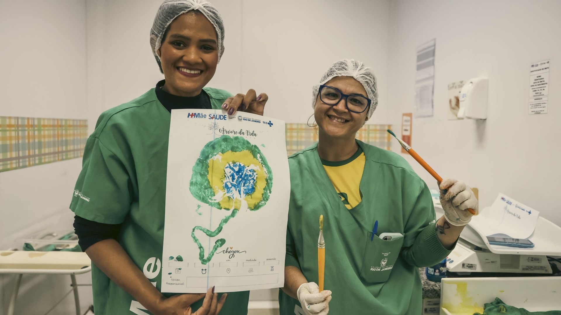 profissionais do hospital posam com carimbo da placenta colorida nas cores do Brasil