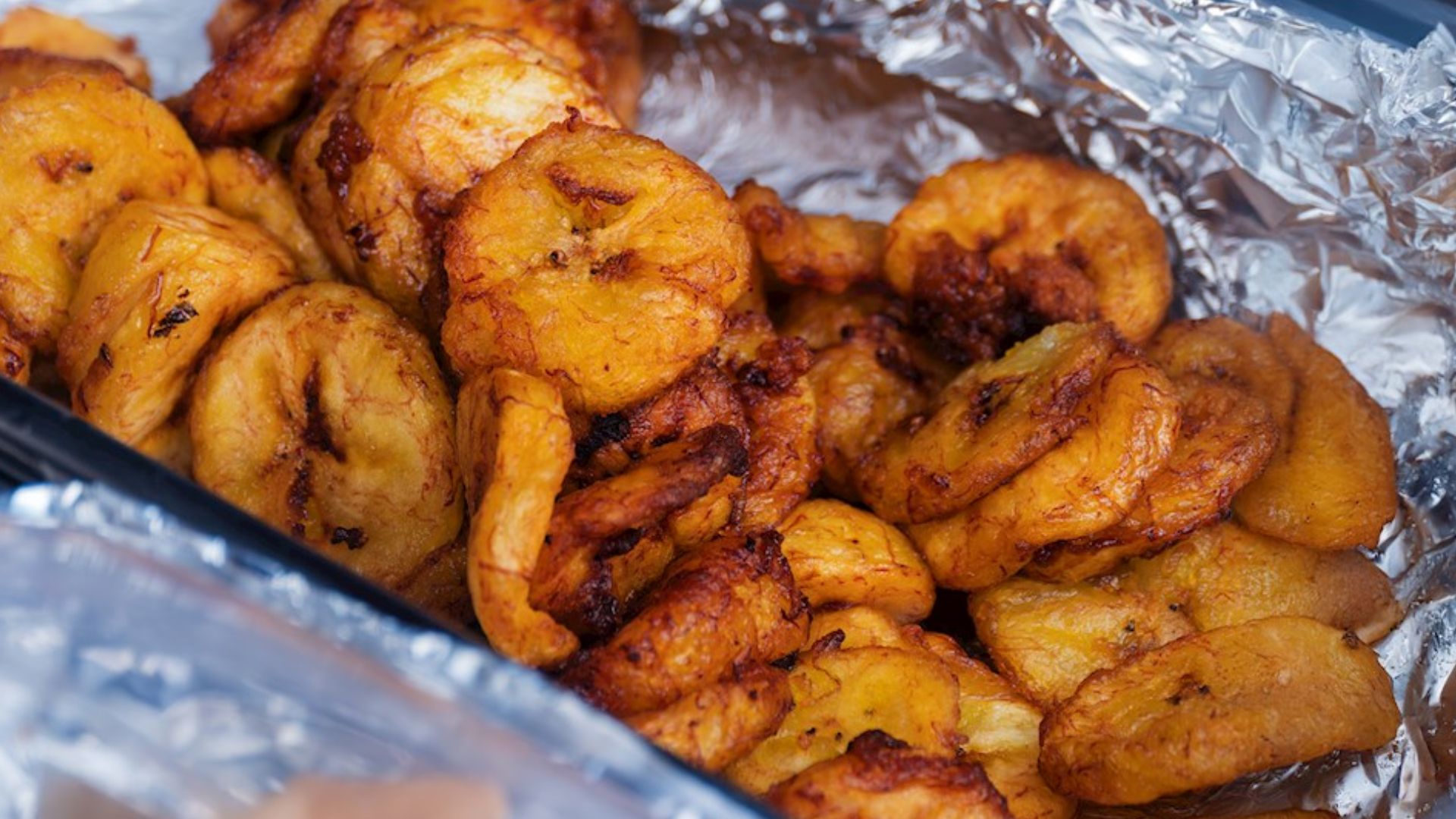 Alloco (ou banana da terra frita) é um prato típico da Costa do Marfim