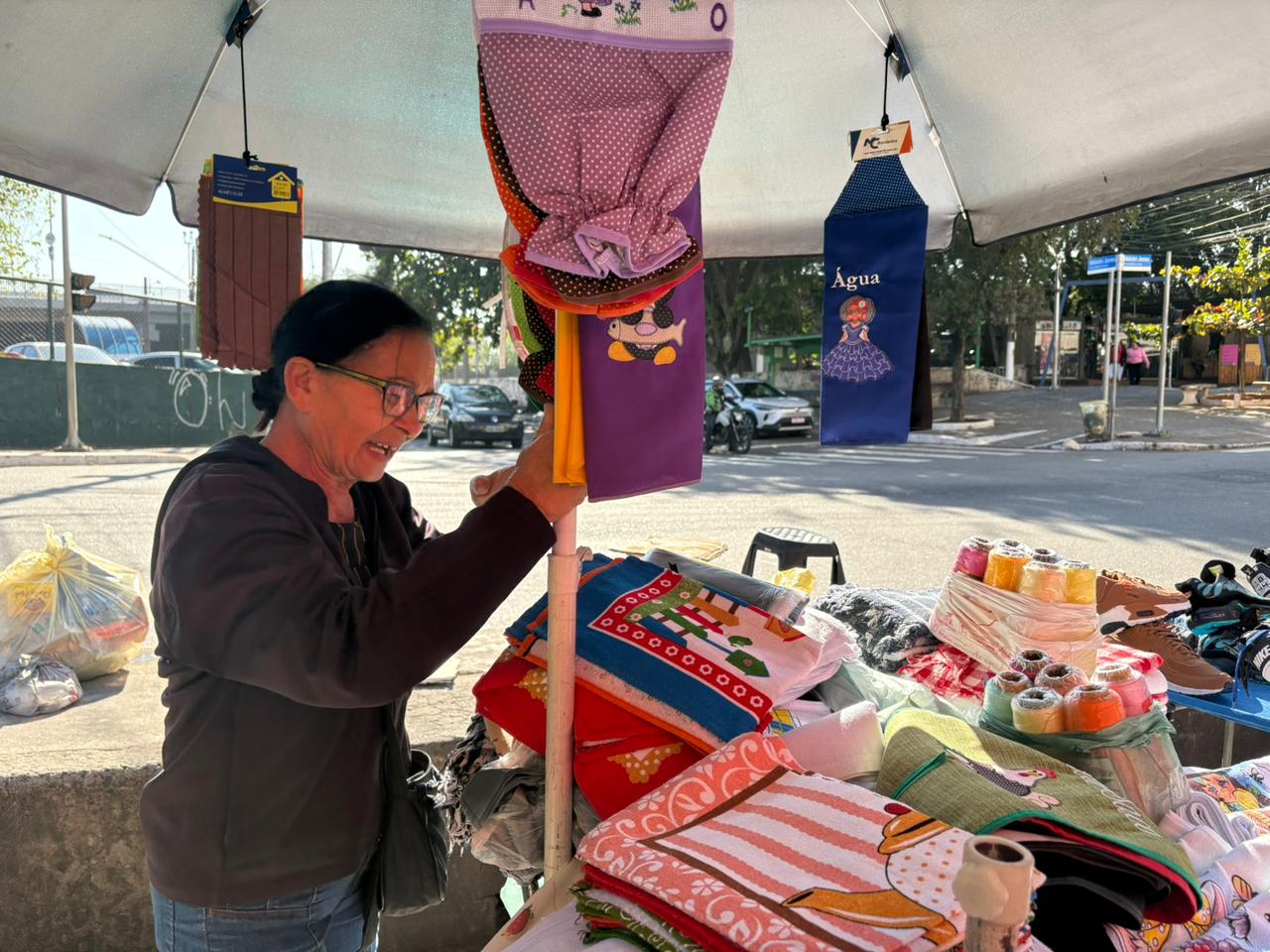 Josefa Anélia de Souza, de 67 anos, vende panos de prato