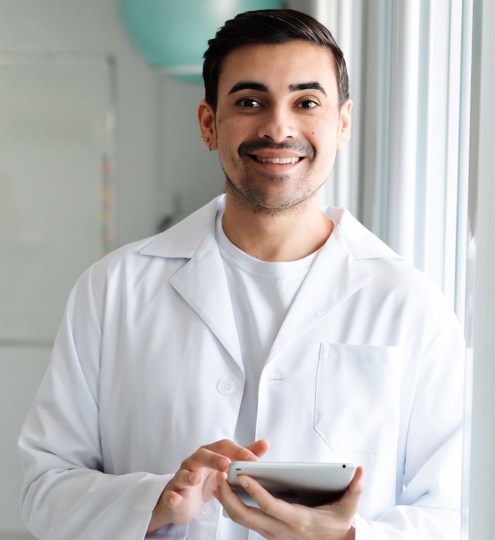 Rafael Linhares é fisioterapeuta, especialista em Gerontologia e CEO do Fisio do Idoso