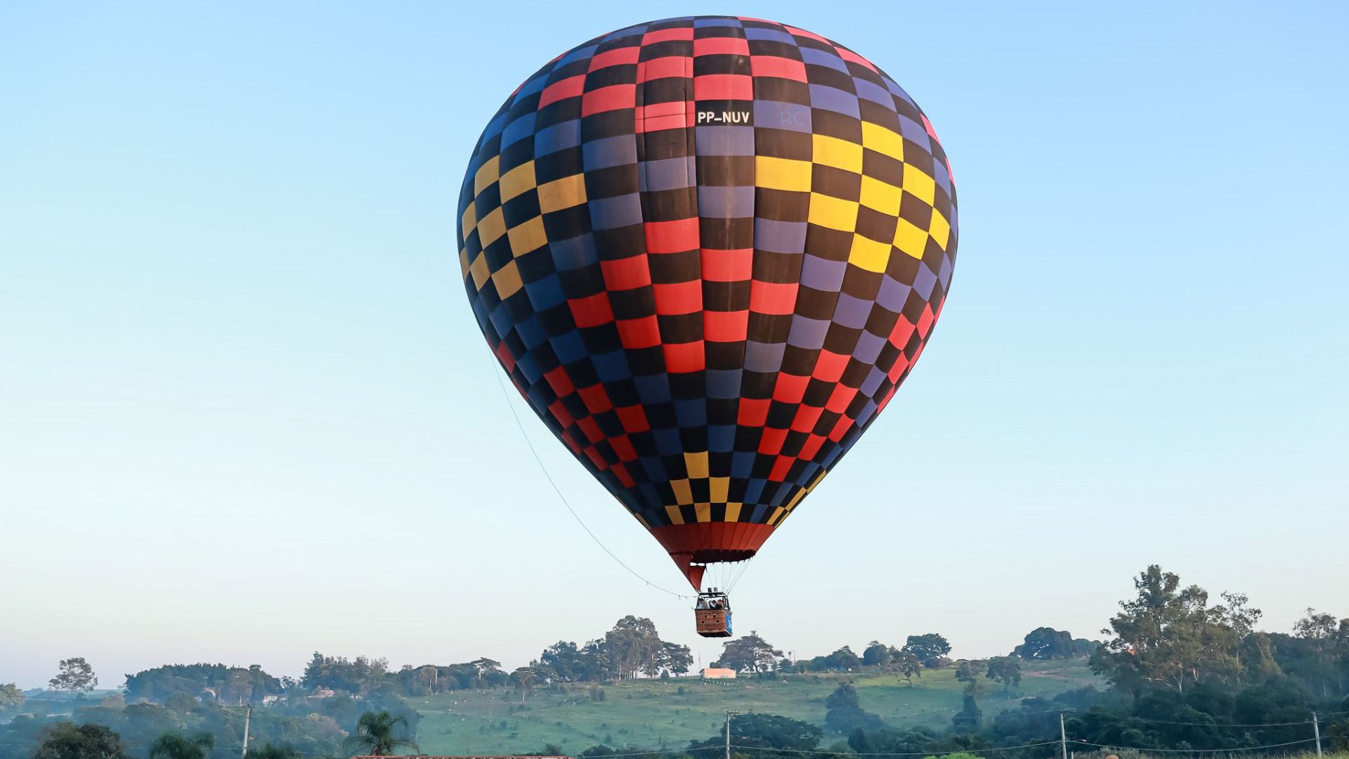 Balão sobrevoando a cidade