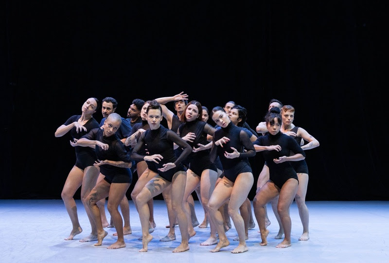 As bailarinas do Balé da Cidade de São Paulo dançando em cima do palco