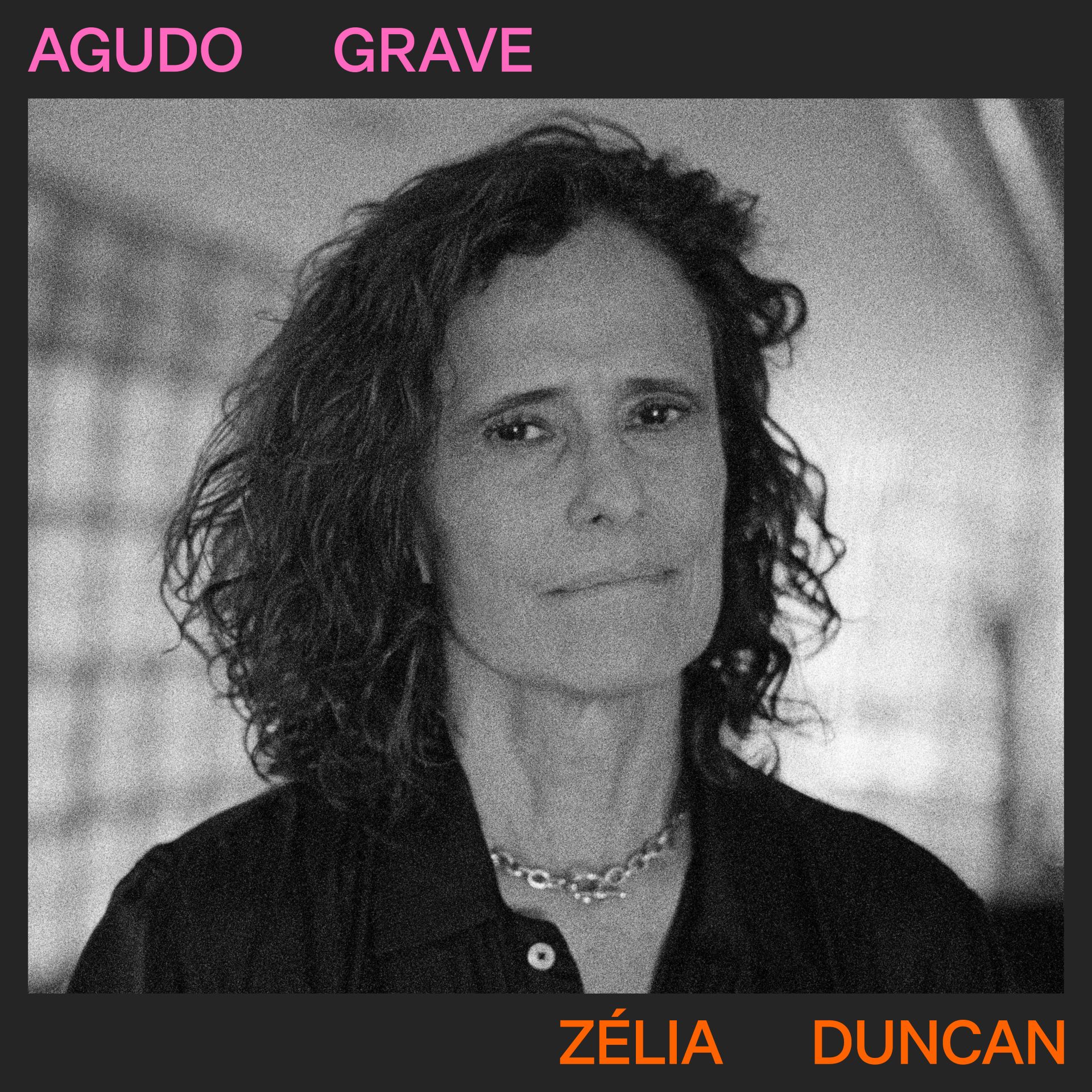 Zélia Duncan usa uma roupa preta em uma foto preto e branco