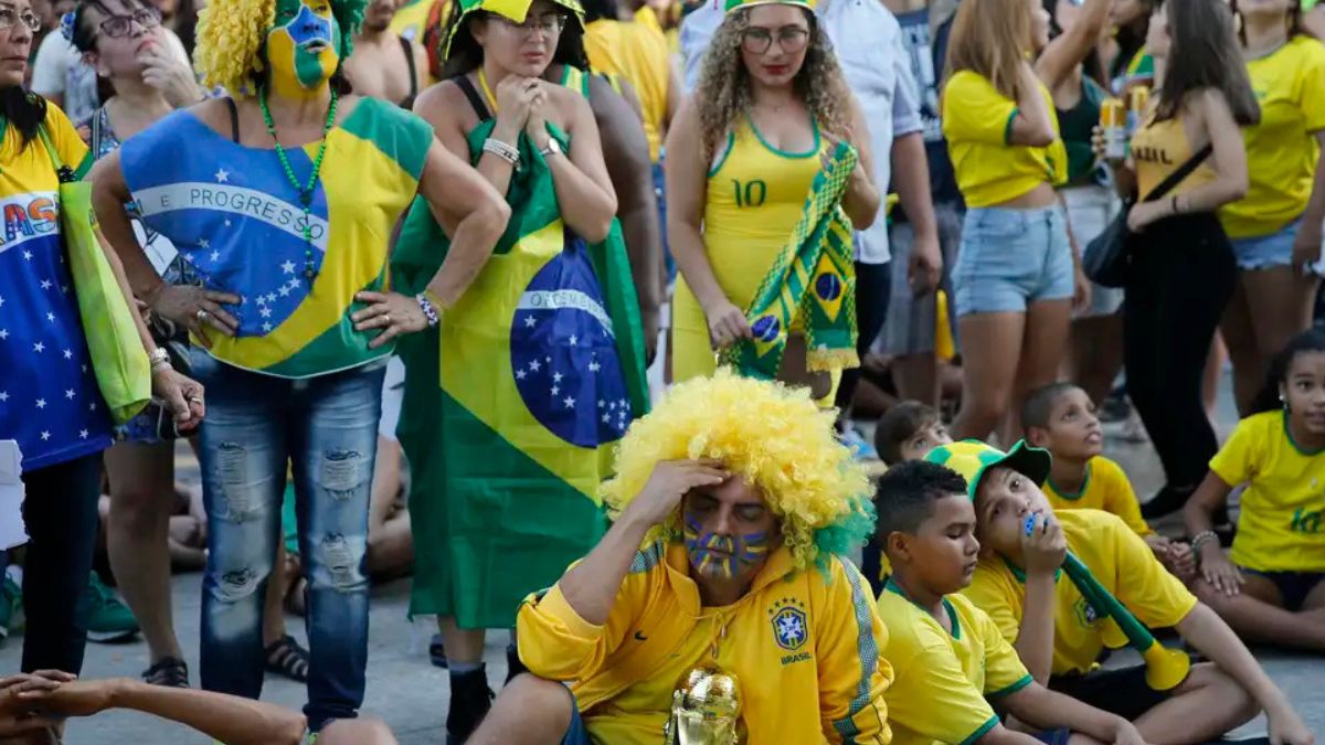 Torcedores do Brasil sentados no chão frustrados