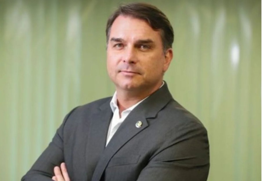 Flávio Bolsonaro plano americano braços cruzados
