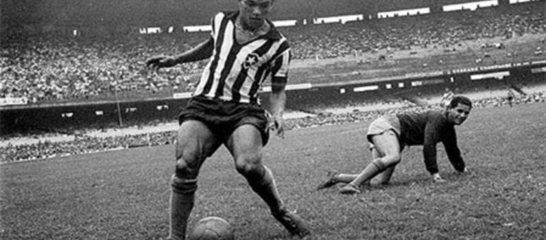 Garrincha fazendo um drible em campo