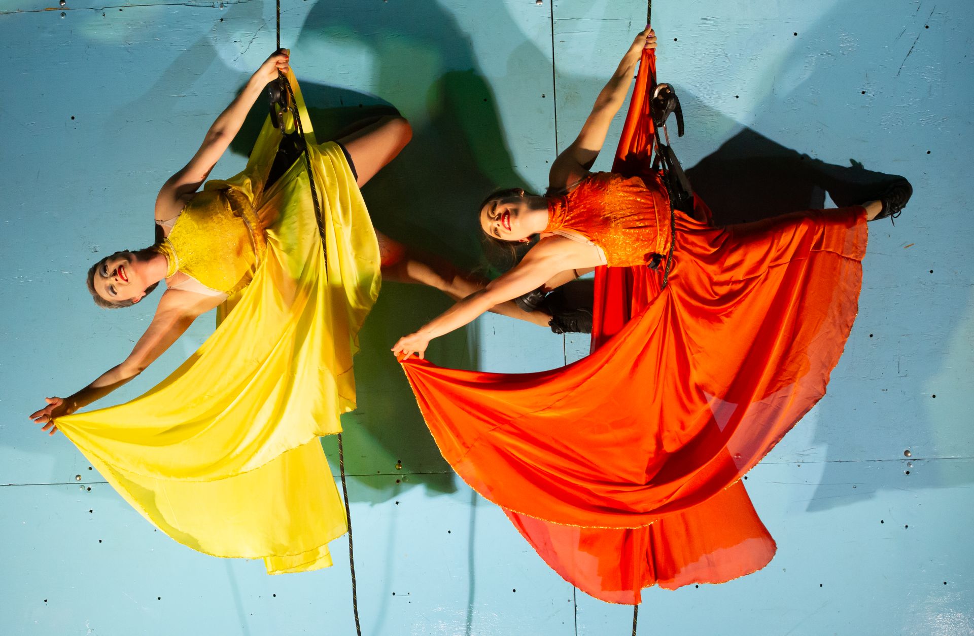 Dois bailarinas do Grupo Ares estão suspensas no alto por cordas