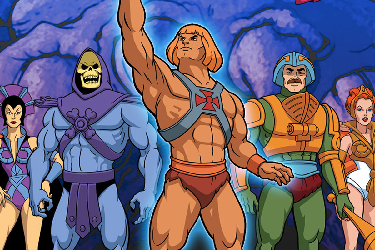 He-Man empunha sua espada para o alto, rodeado de outros personagens como Esqueleto