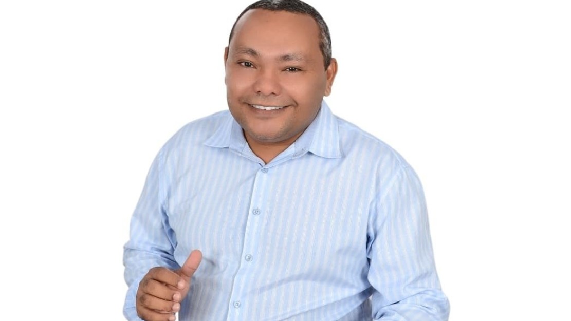 Foto do Heró Bezerra de camisa social em um fundo branco