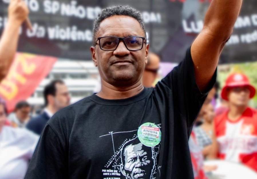 Foto do Hertz Dias em uma manifestação
