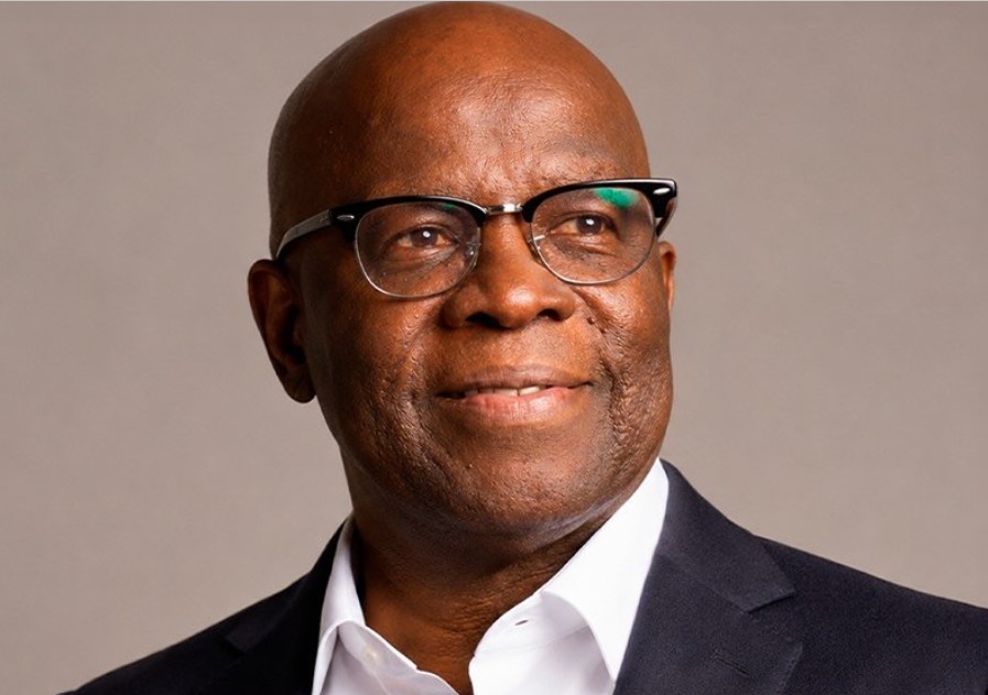 Joaquim Barbosa de roupa social em um fundo bege
