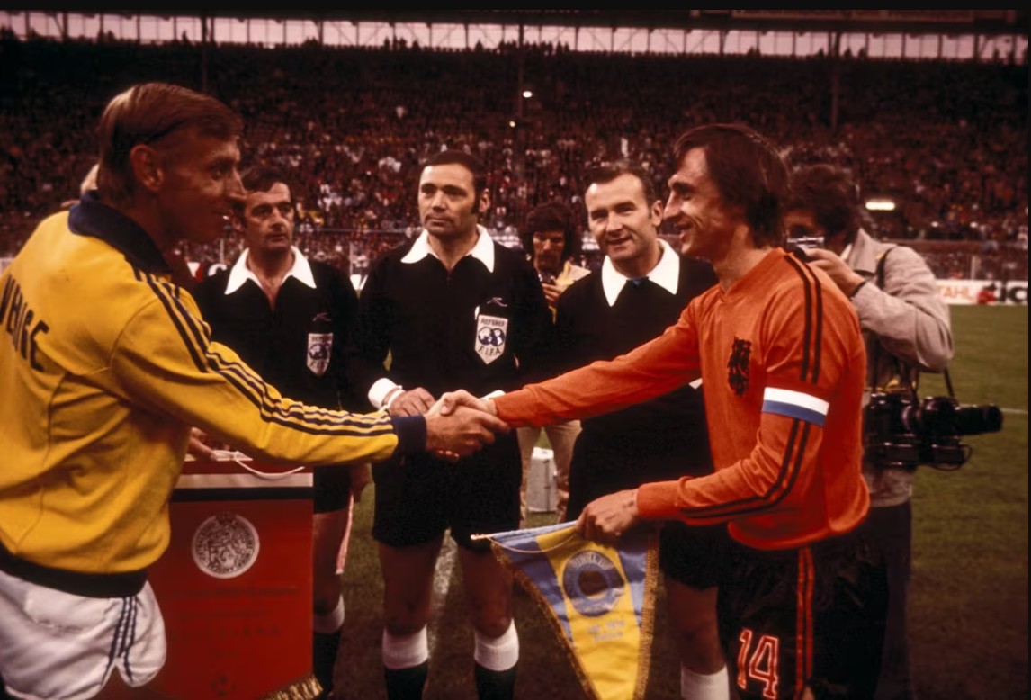 Johan Cruyff cumprimenta