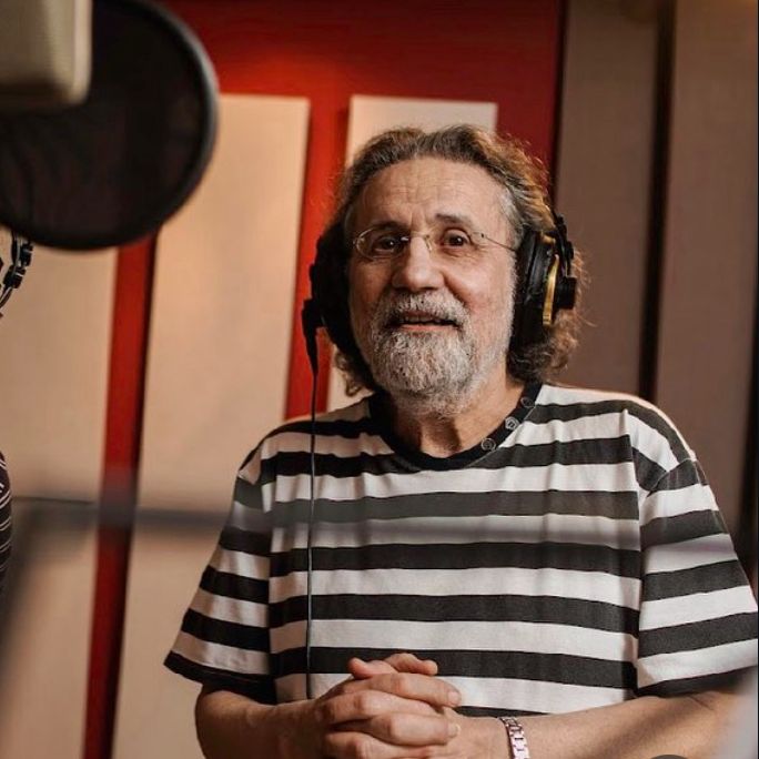 Luiz Tatit está com microfone no ouvido, enquanto canta