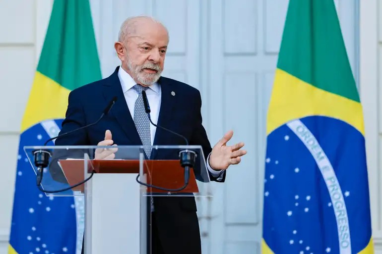 Foto do Pré-candidato Luiz Inácio Lula da Silva em um palanque