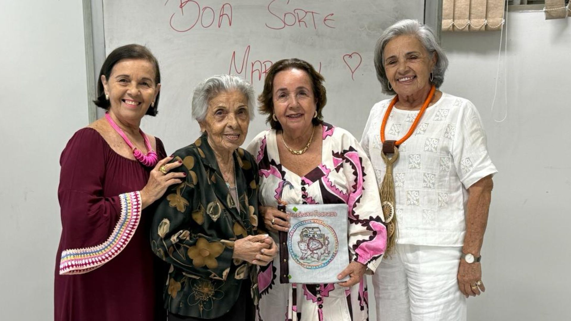 Marivan, mãe e irmãs compõem o expediente do livro