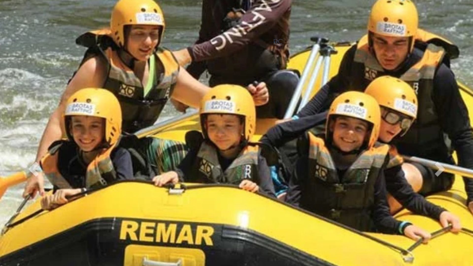 Crianças em um mini rafting, em Brotas
