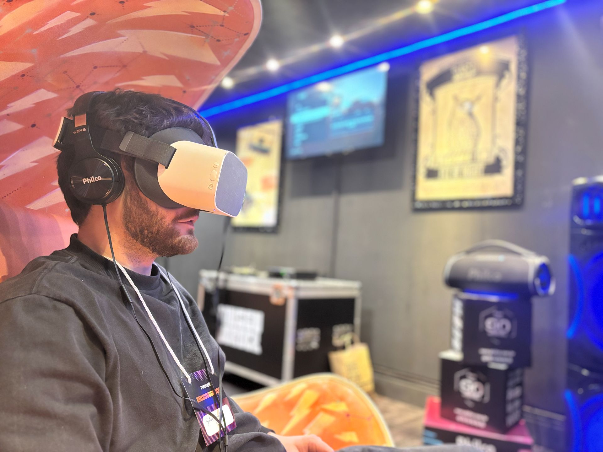 Homem está usando um óculos de realidade virtual