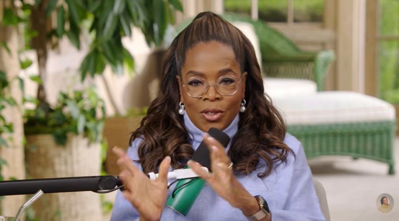 Oprah Winfrey falando ao microfone
