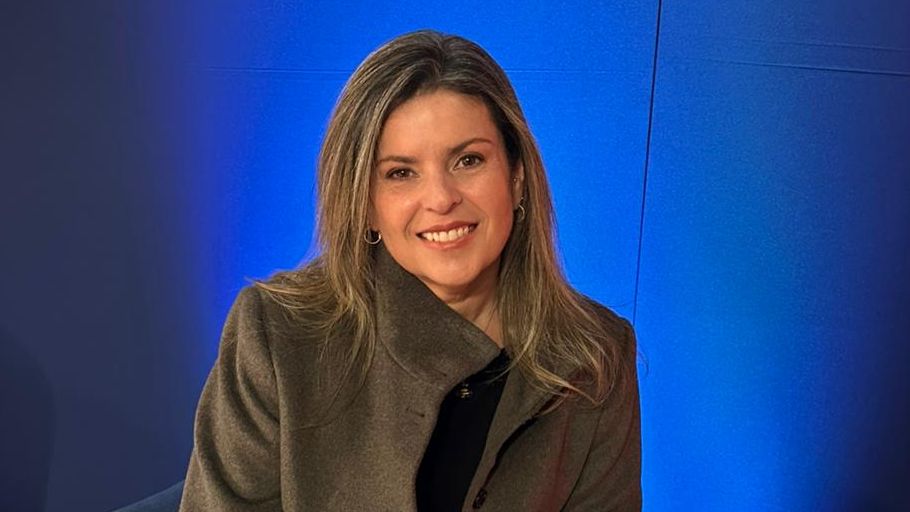 Paula Sauer, economista, mulher, branca de cabelos longos e escuros