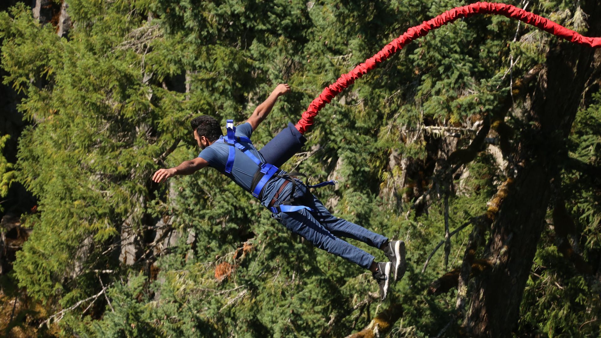 Bungee jump tem corda elástica