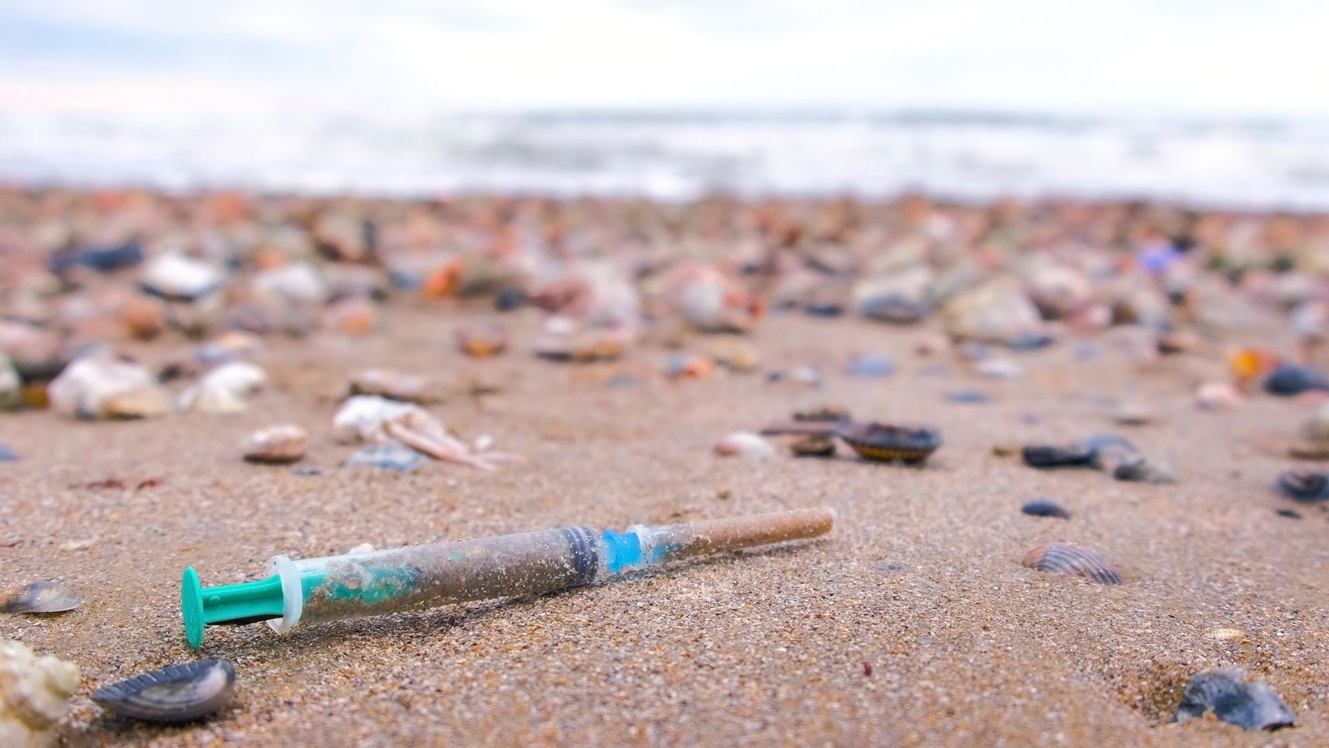 Poluição ambiental por resíduos médicos e domésticos.