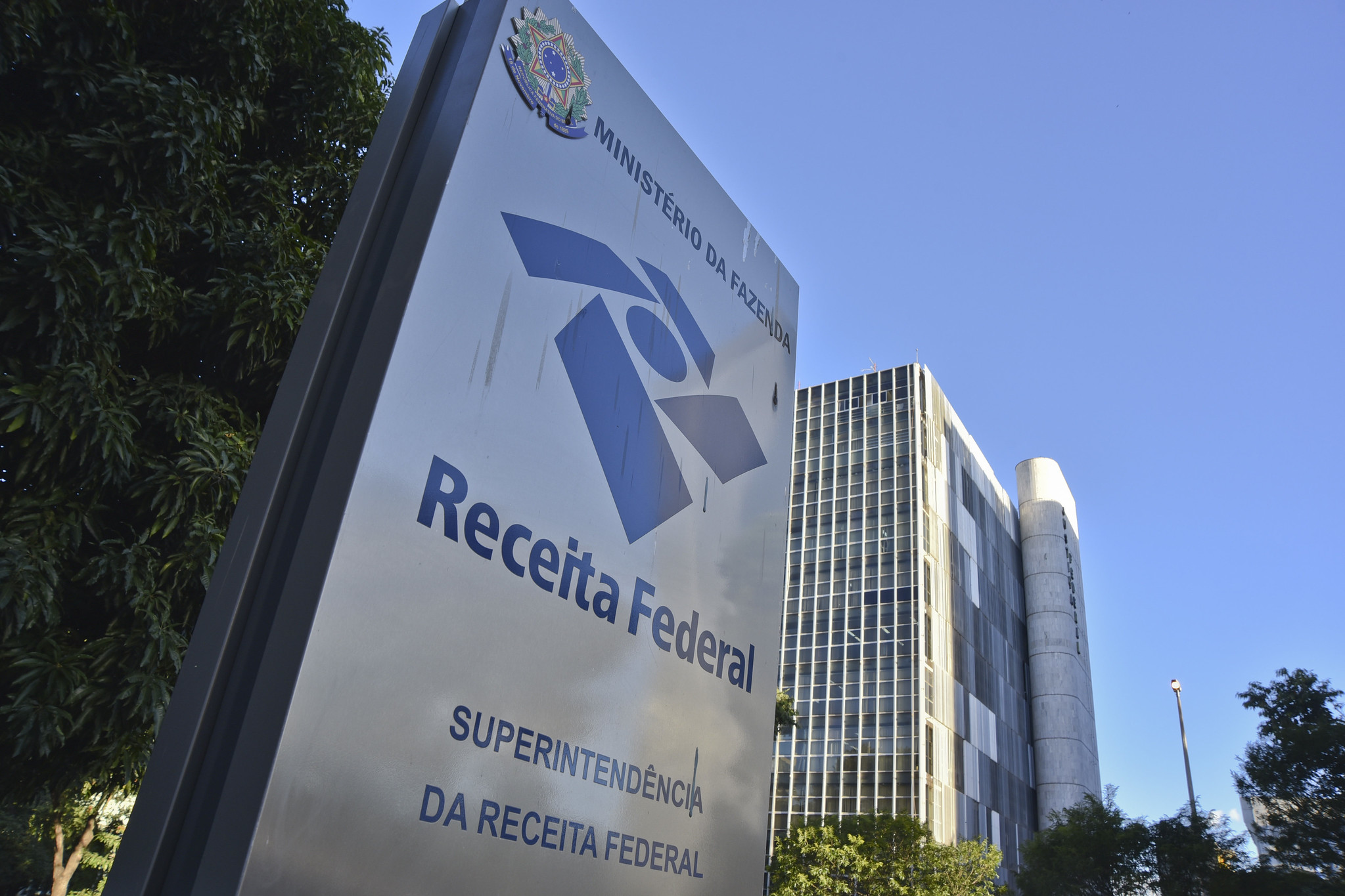 Imagem de um escudo digital com cadeado, simbolizando segurança de dados e proteção contra vazamentos.