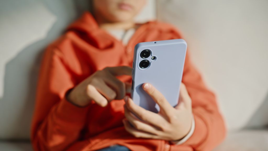 Criança segura celular 