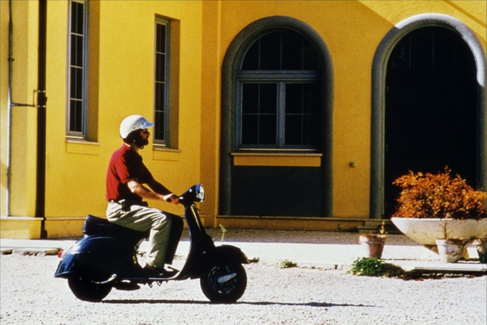 Homem está em cima de uma motocicleta