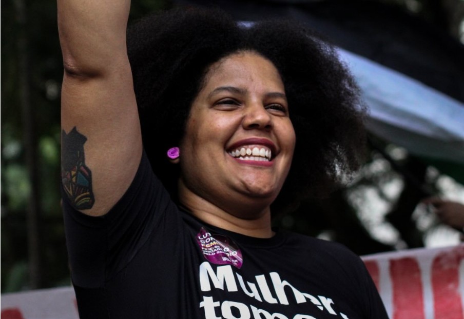 Foto da Samara Martins em manifestação