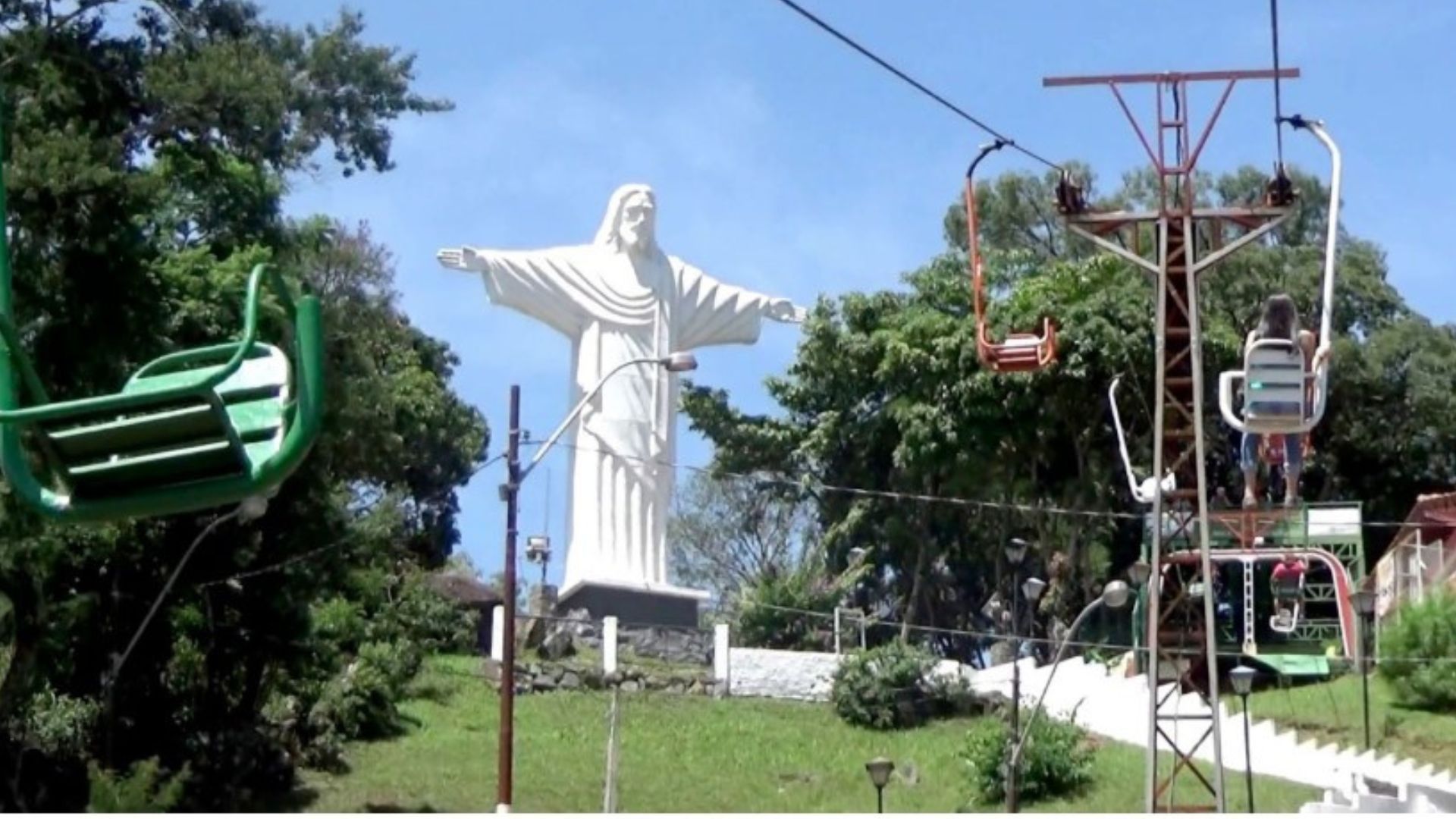 Teleférico que leva até o Cristo Redentor em Serra Negra