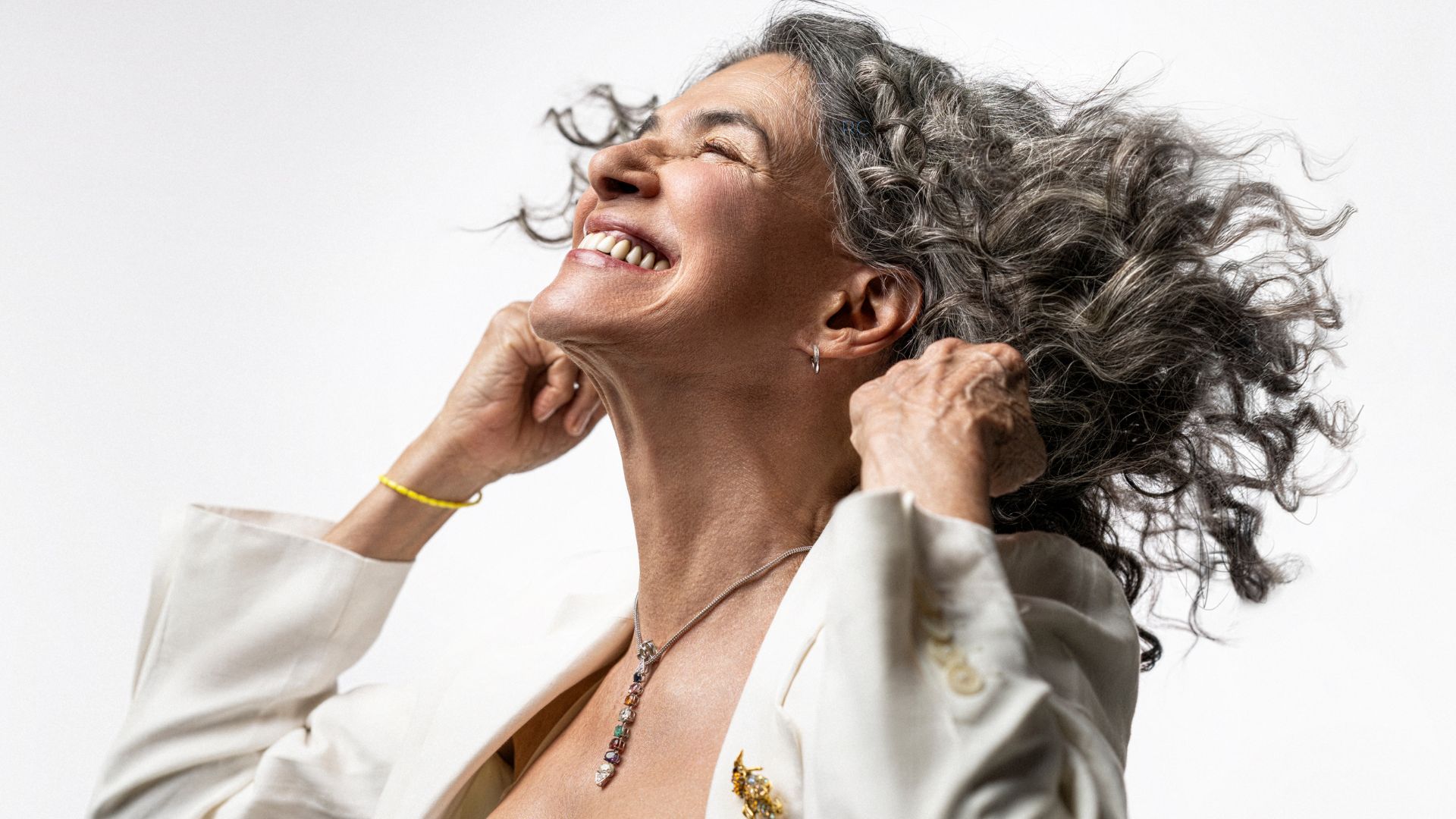 Cantora Simone com os cabelos ao vento
