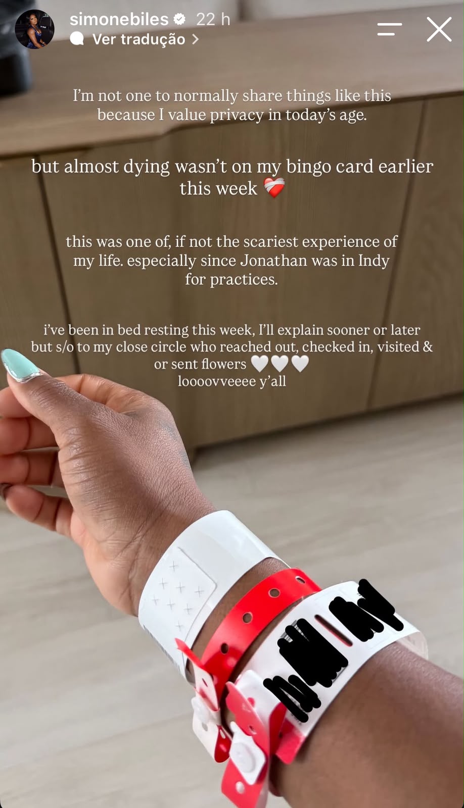 Simone Biles postou foto nos stories com pulseiras de hospital
