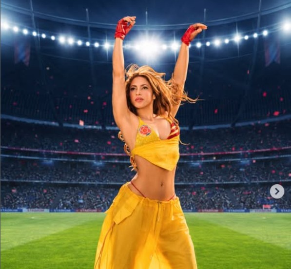 Shakira no estádio vestida de amarelo