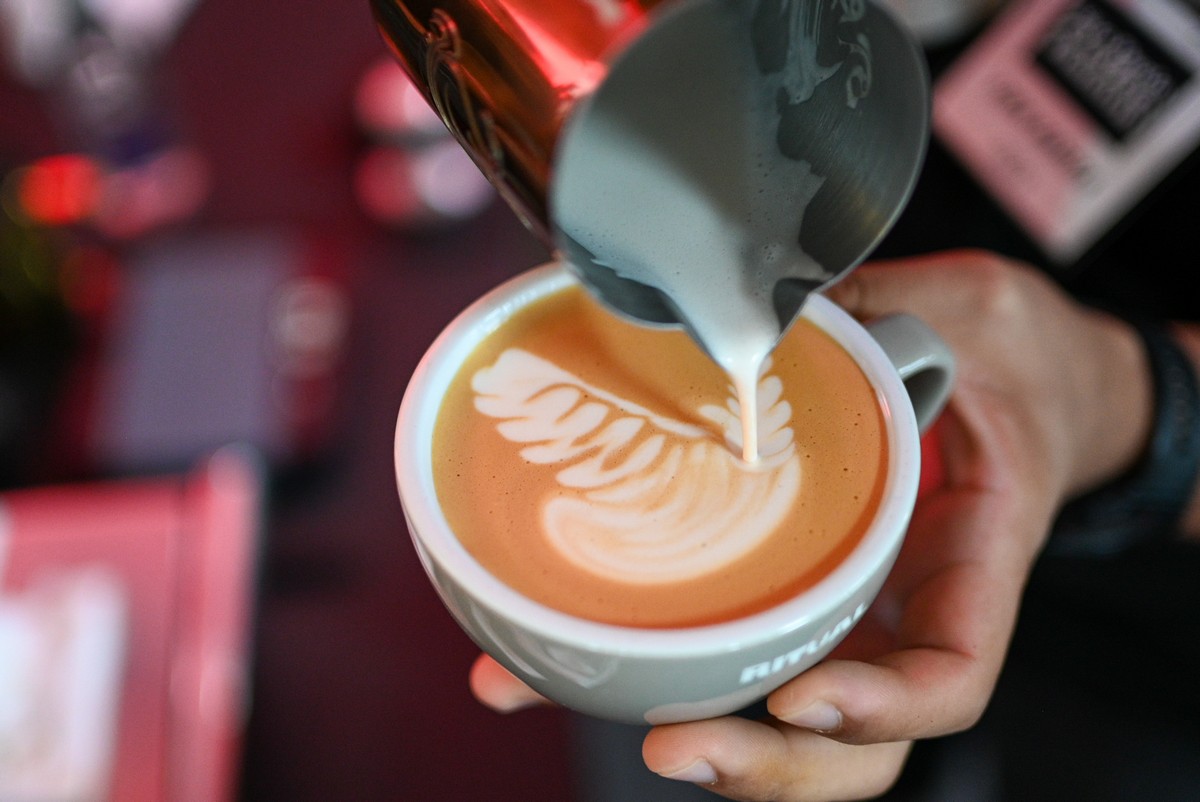 mulher preparando café