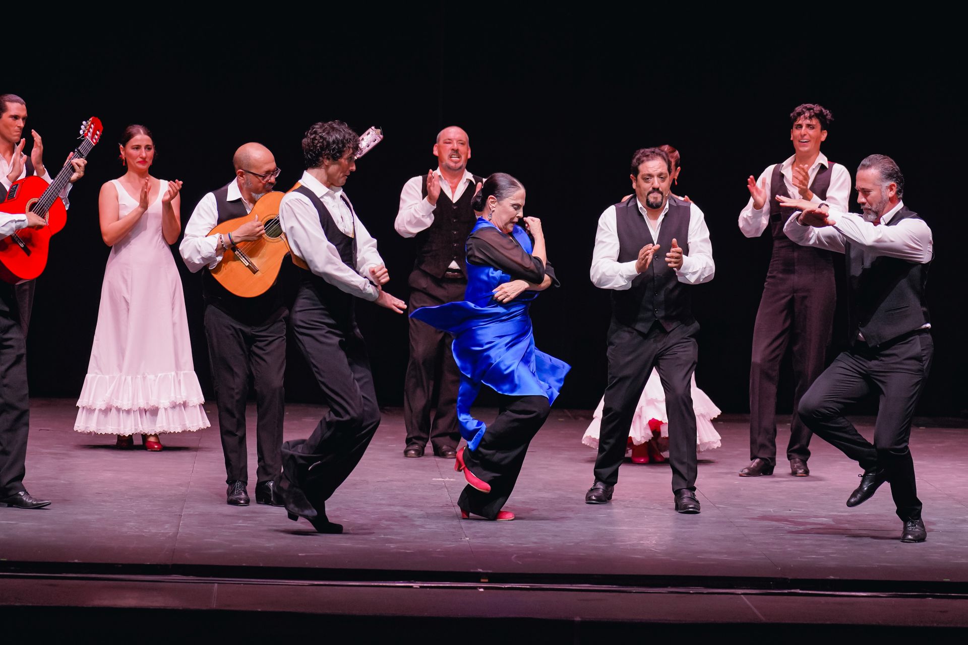 Os dançarinos da companhia de Antonio Gades estão dançando flamenco em cima do palco
