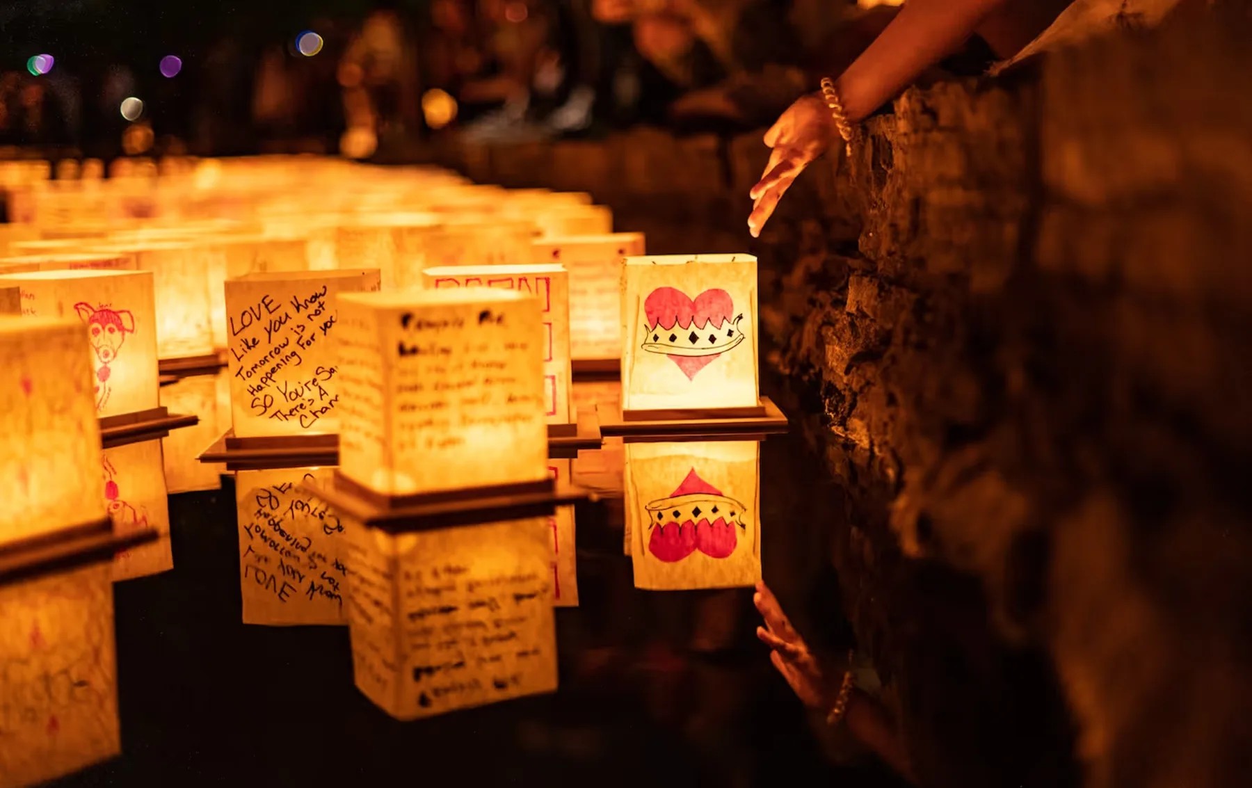 evento de lâmpadas flutuantes Water Lantern Festival 