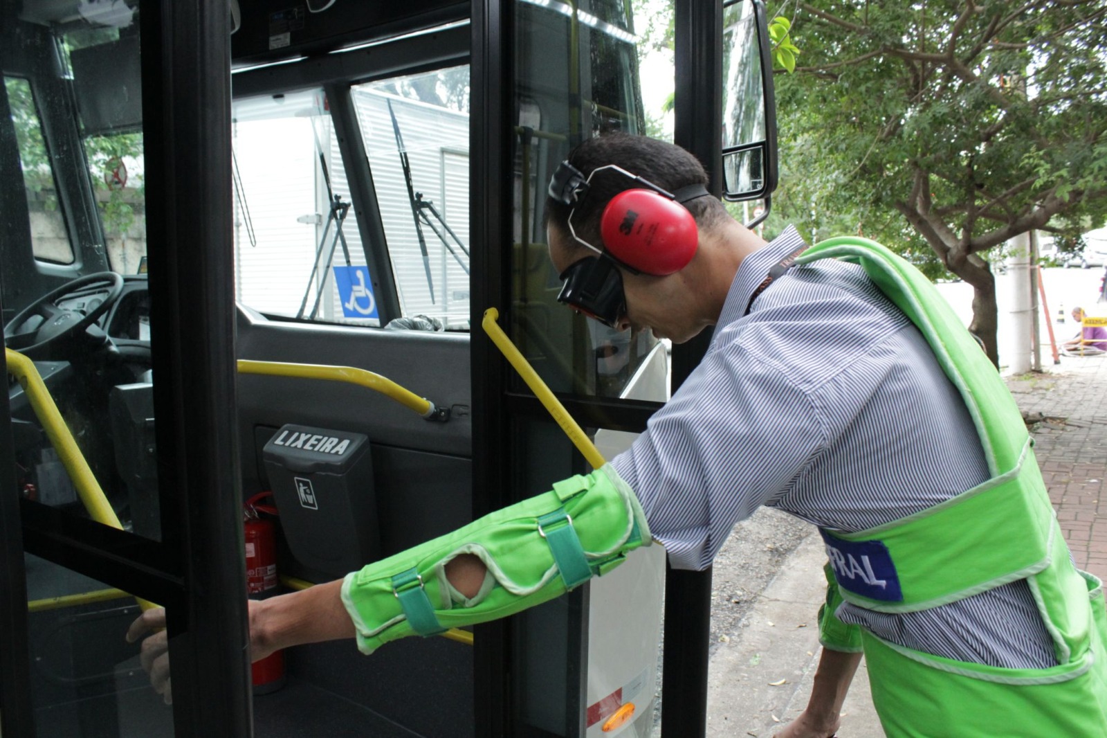 pessoa usando o simulador de empatia subindo as escadas de um ônibus